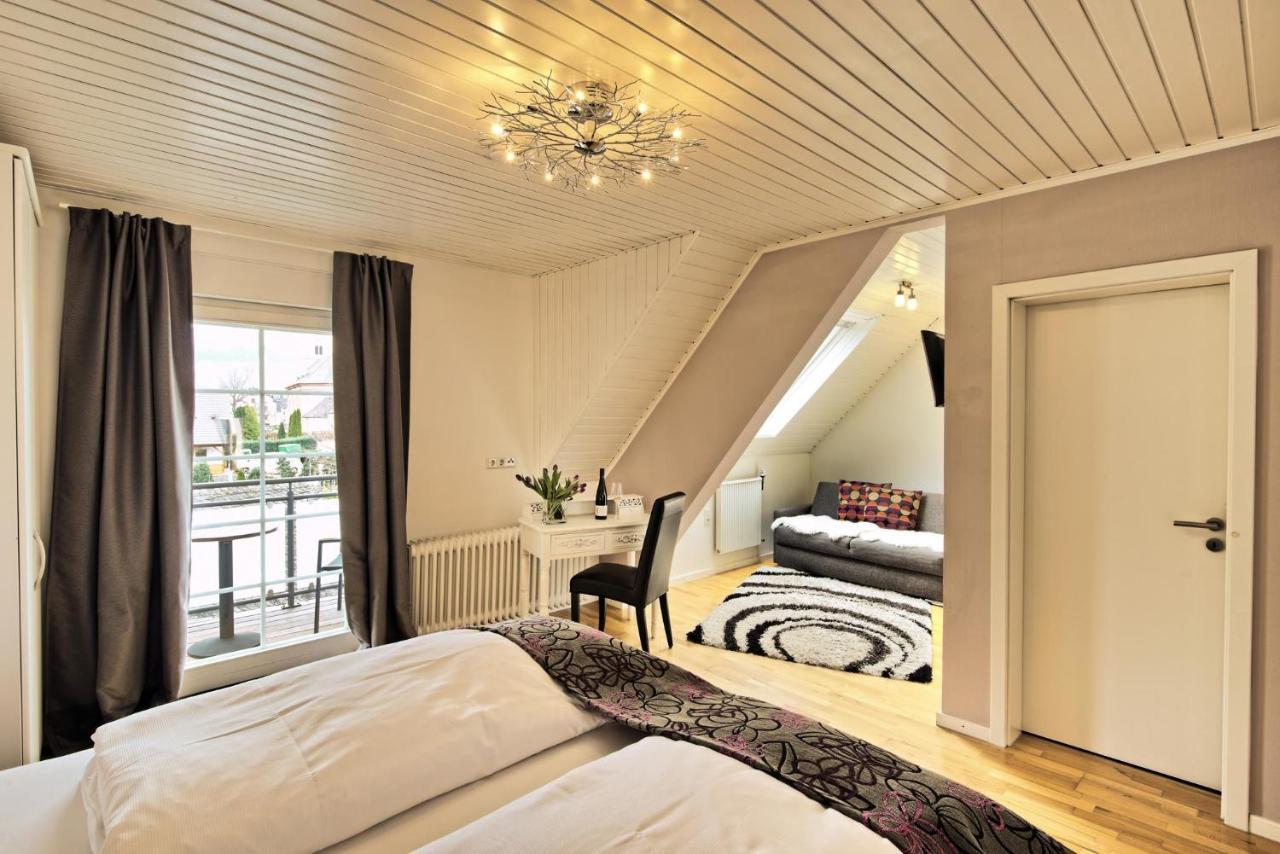 Weingut & Gaestehaus Christoph Cluesserath Триттенхайм Экстерьер фото